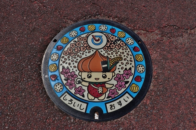 Manhole cover from Shiraishichou