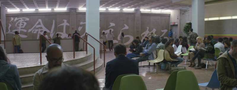 Scene from Netflix's MANIAC with Japanese writing on the walls