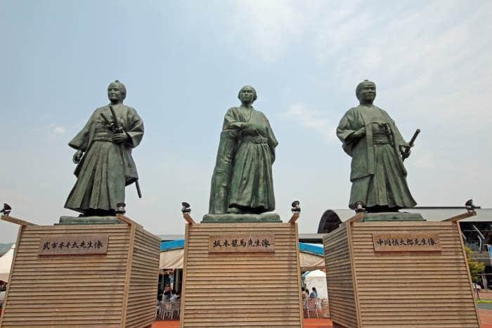 Statues in Kochi Prefecture memorializing three of the samurai instrumental in toppling the Shogunate: Takeichi Hanpeita, a leader of the sonno joi movement; Sakamoto Ryoma; and Nakaoka Shintaro, who played a pivotal role in negotiating the Satsuma-Choshu alliance