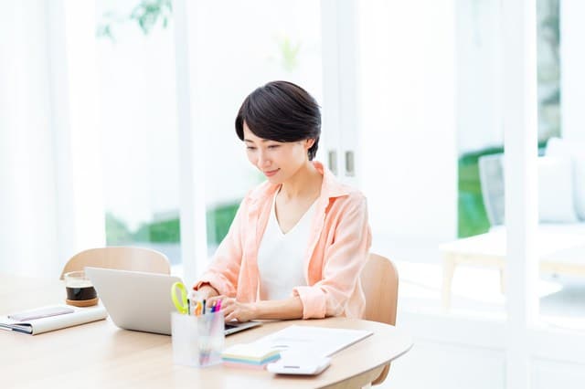 Japan's covid-19 response Woman working from home