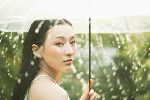 Umbrella theft: Woman holding umbrella