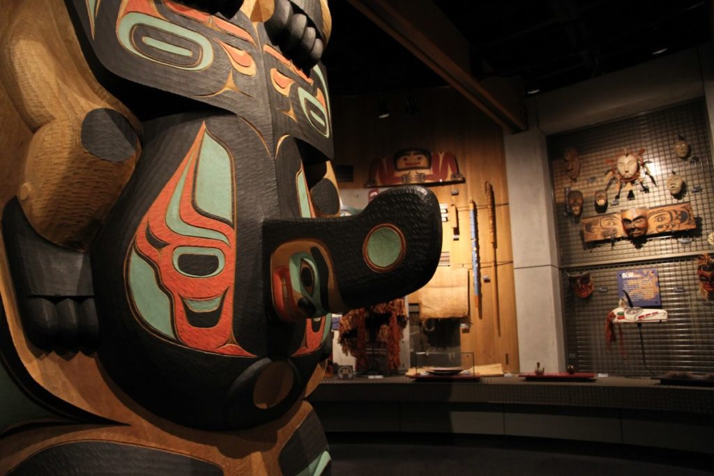 The Hokkaido Museum of Northern Peoples (Hoppo Minzoku Hakubutsukan) exhibits about the culture of Ainu native people and other northern peoples of the world.