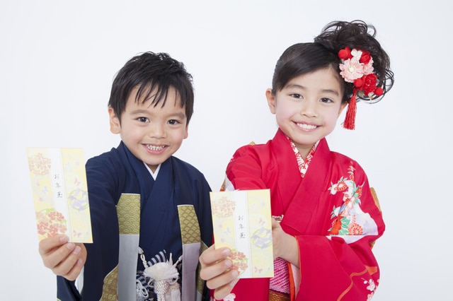 Kids holding otoshidama
