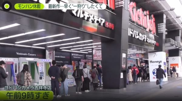 Crowd waiting for Monster Hunter Rise to go on sale. (Photo: News Zero, NTV)