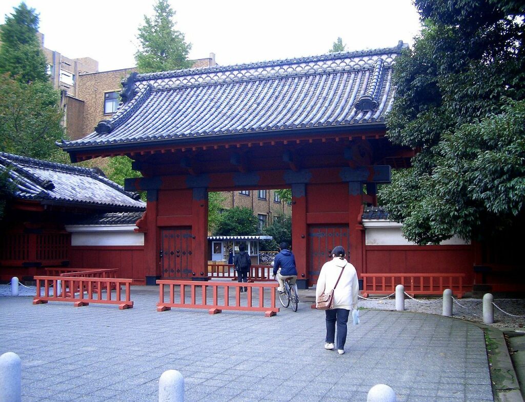 The Akamon gate in Tokyo, gateway to the home of the Maeda family who so influenced apple cultivation in Japan.