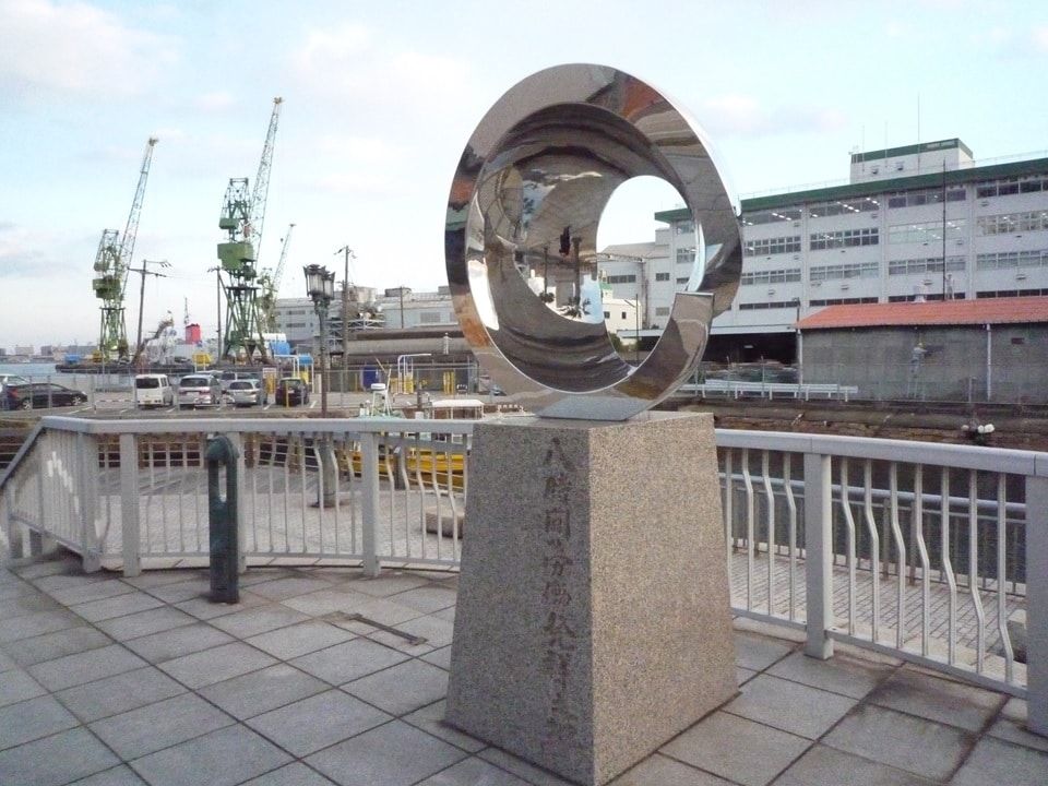 A statue in Kobe commemorates the strike which led to the creation of saboru at the first eight-hour workday.