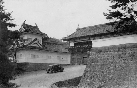 Black and white image of Sendai Castle's gate and gate tower in the early Showa era. Date Masamune once lived behind these walls.
