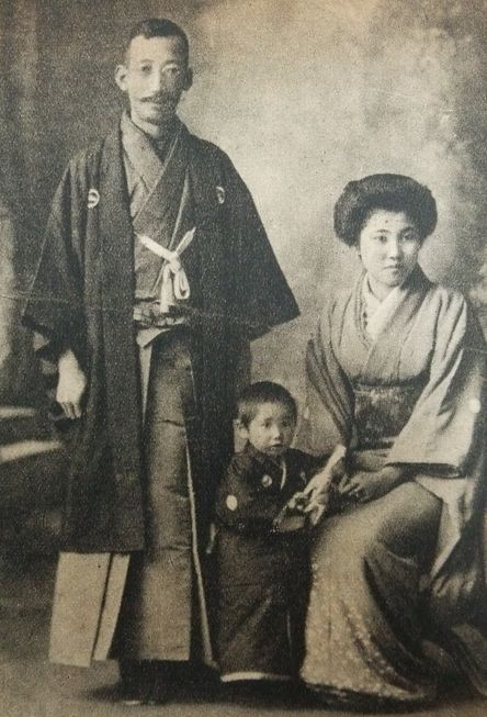 The Minobe family in the late Meiji era. Father, mother and child all wear traditional hakama and kimono.