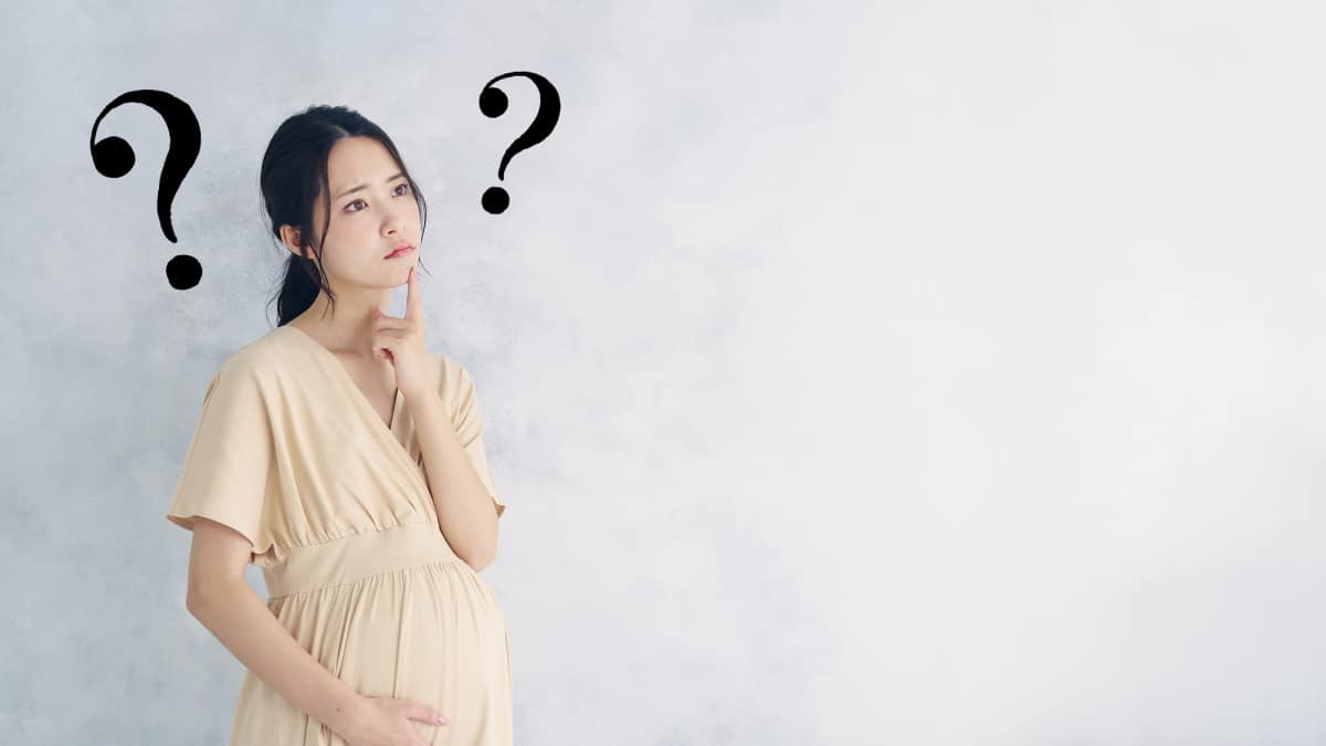 Woman pregnant and questioning something