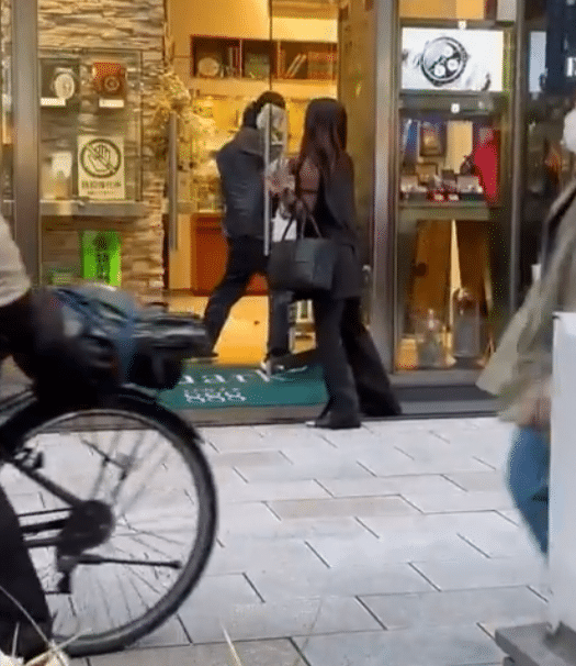 Woman tries to shut Ginza Rolex robbery suspects in store (it doesn't go well)