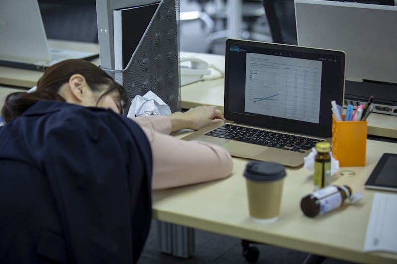 Woman trying to stay awaye (maybe she needs a 500ml Monster)