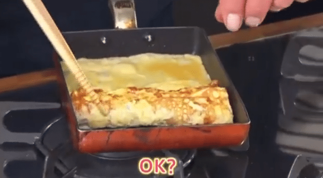 Tamagoyaki in mid-prep