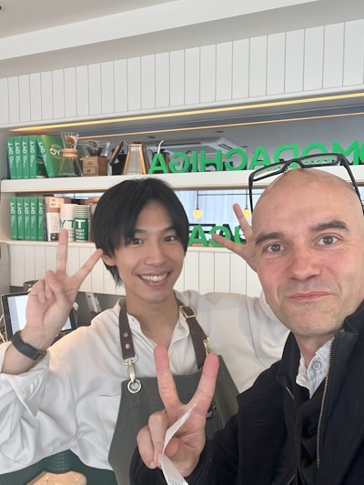 Tomodachi ga Yatteru Cafe (TYC) - Pose with a staff member