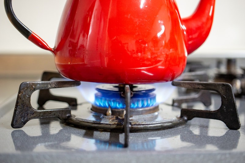 Gas burner with kettle