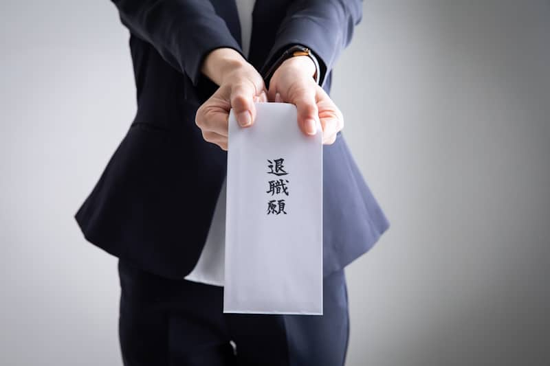 Man holding out letter of resignation in Japanese