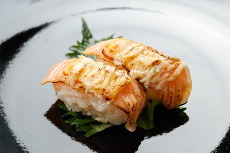 Broiled salmon sushi