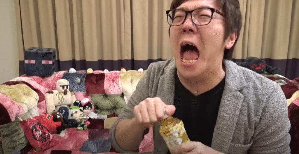 Hikakin eating 18禁 chips