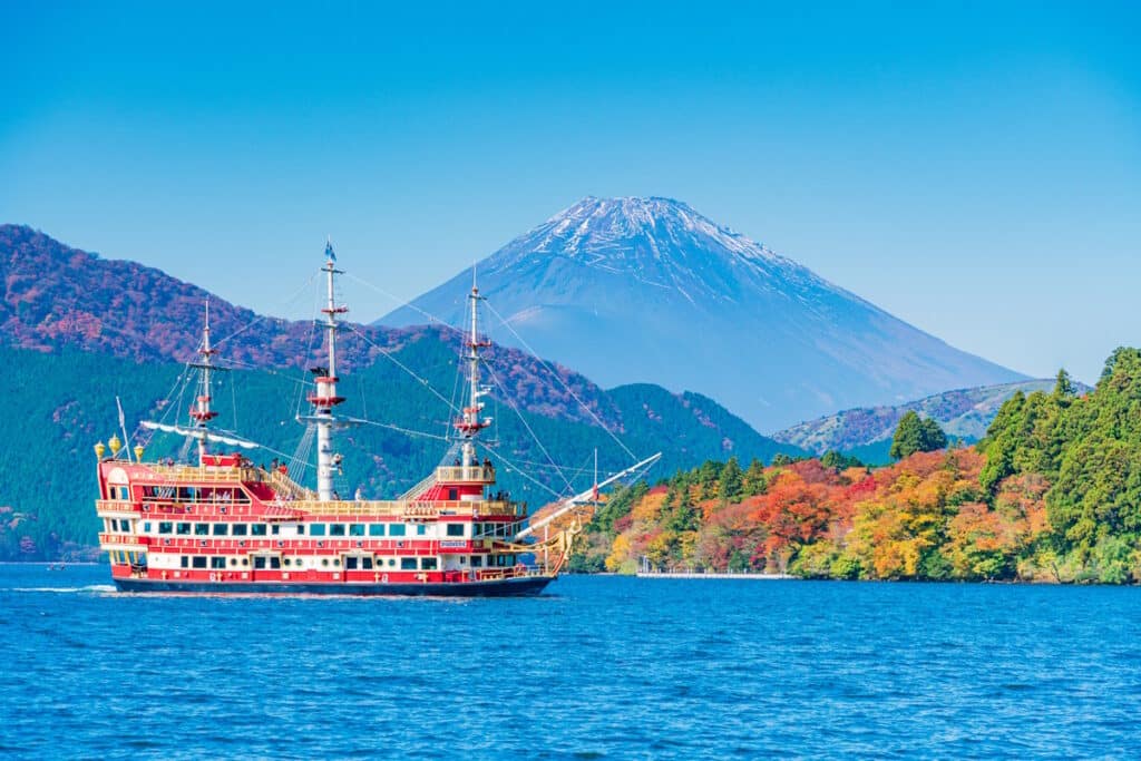 Fall foliage in Hakone - Lake Aki