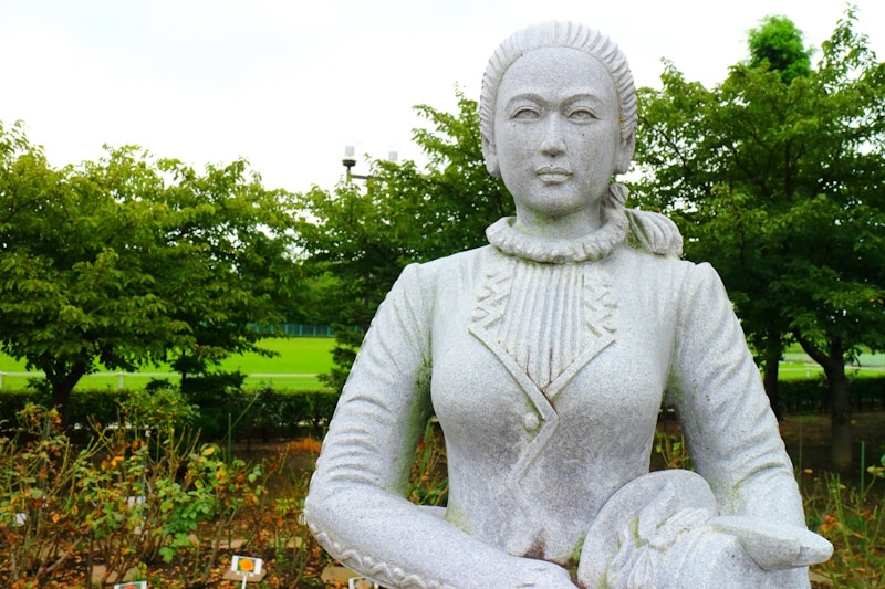 Statue of Ogino Ginko