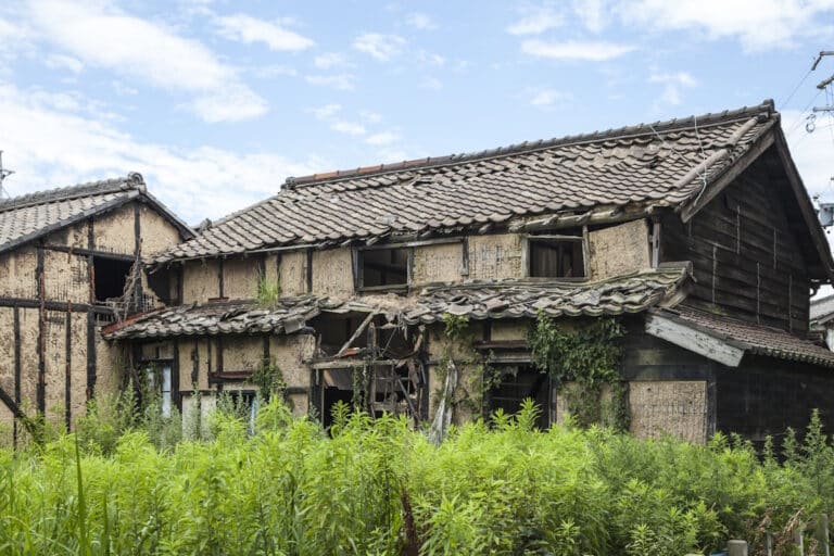 Abandoned homes in Japan - picture of a traditional kawara roof style house falling apart