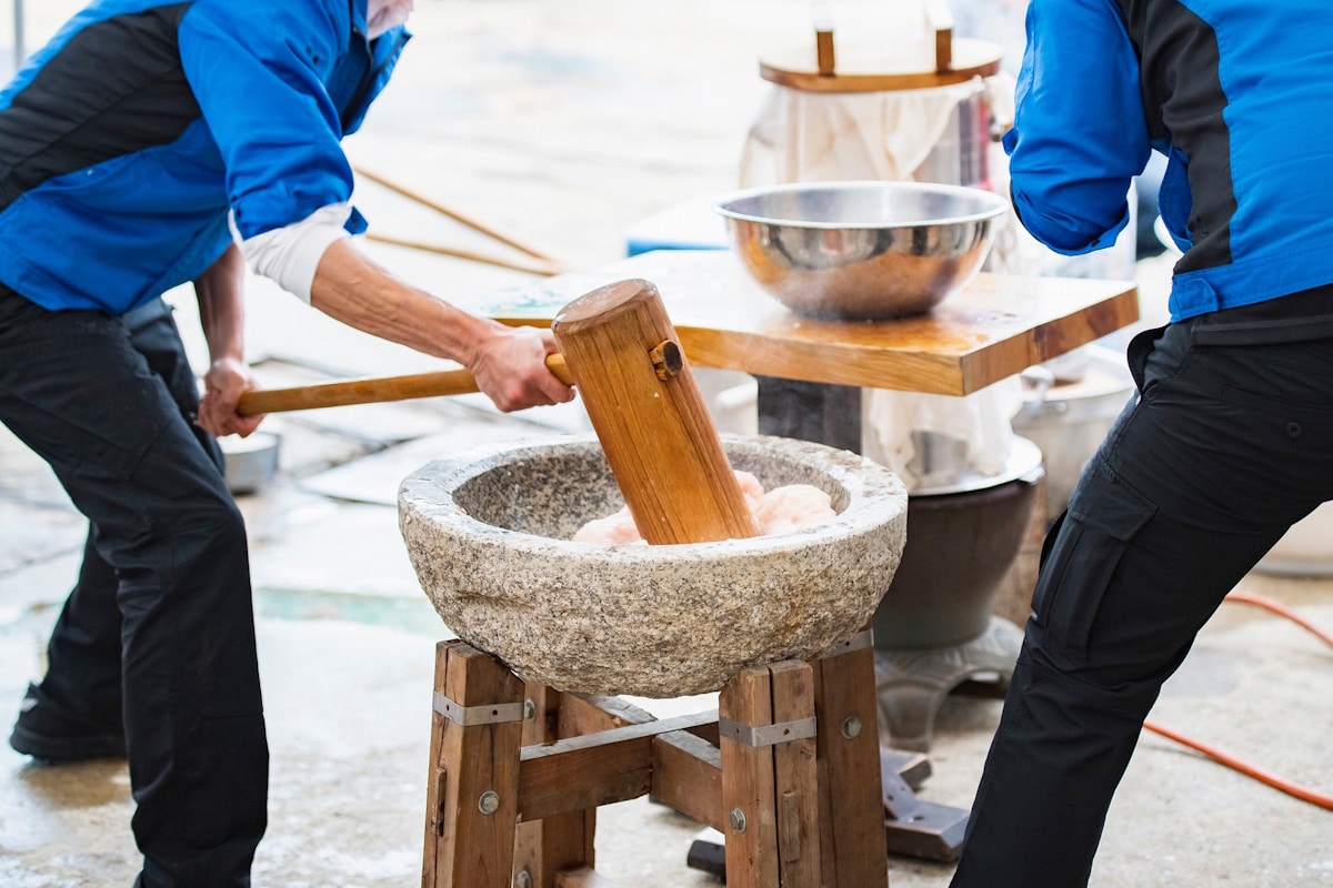 Mochi making (mochi-tsuki)