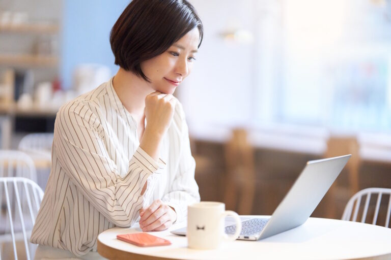 Woman working on her laptop at a cafe