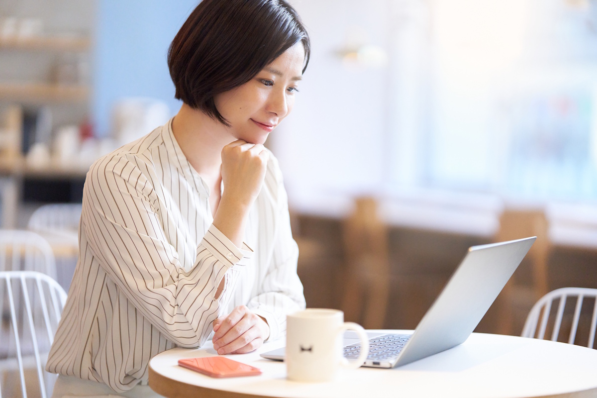 Woman working on her laptop at a cafe