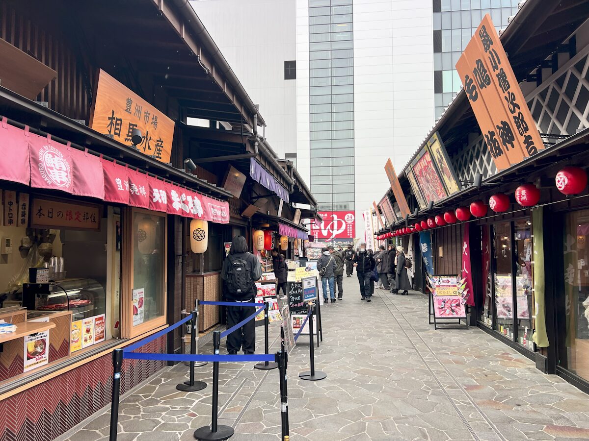 Picture of the outdoor aisle in Senkyaku Banrai