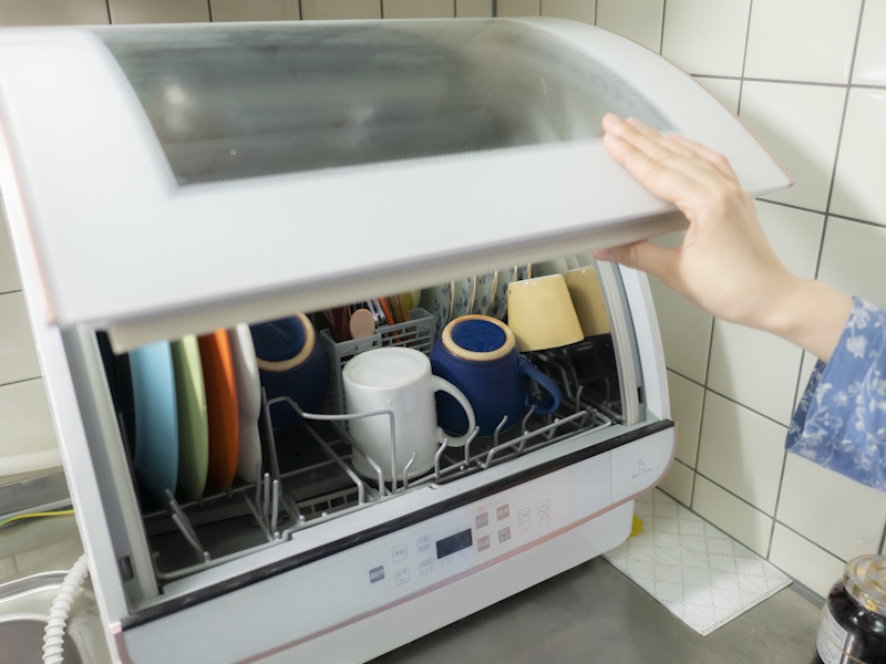 Countertop-style dishwasher designed to fit into smaller Japanese kitchens
