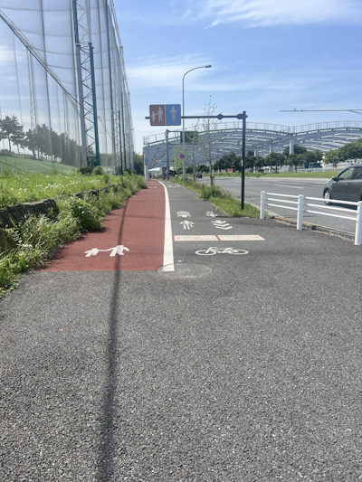 Wide bicycling lanes in Wakasu near Wakasu Keihin Park