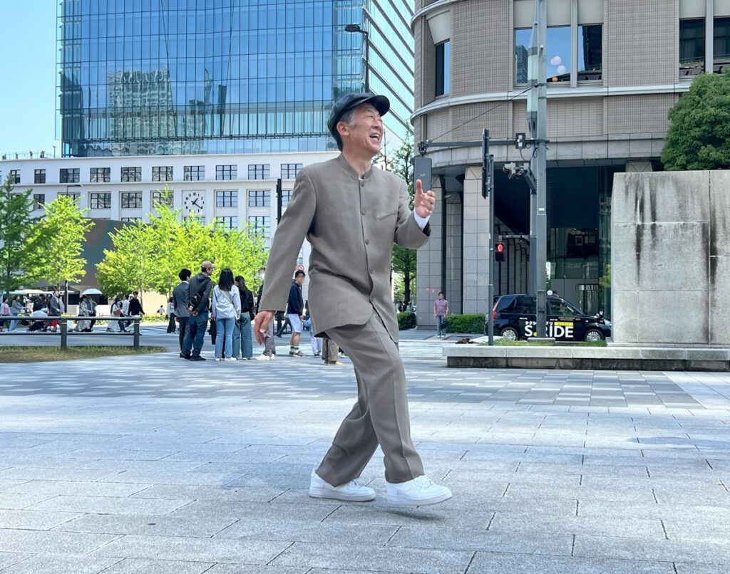 Tohru-san dancing at Tokyo Station and laughing