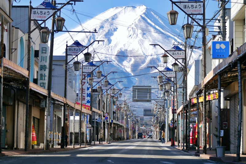 Picture of the main shopping district of Fujiyoshida