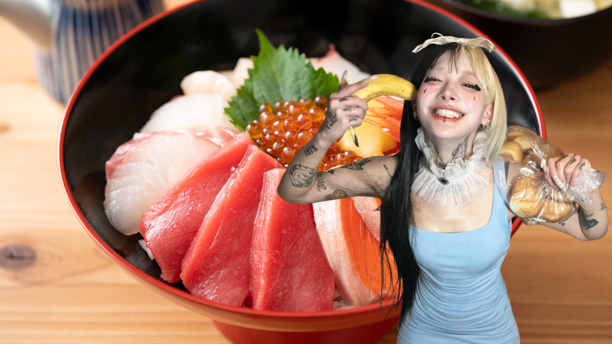 Tochonika Pepe holding a banana and a bag of bread, superimposed on a bowl of kaisendon