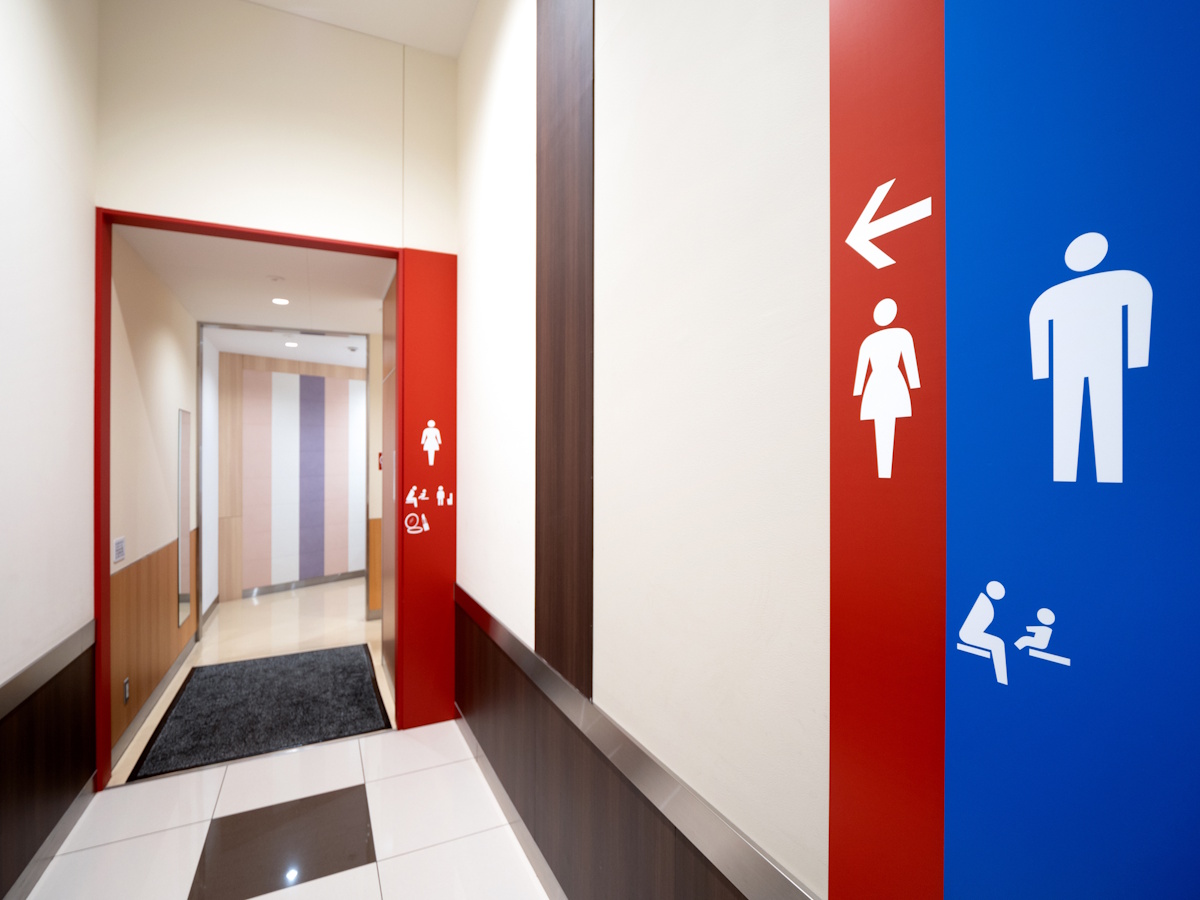 Signs for men's and women's toilets in Japan