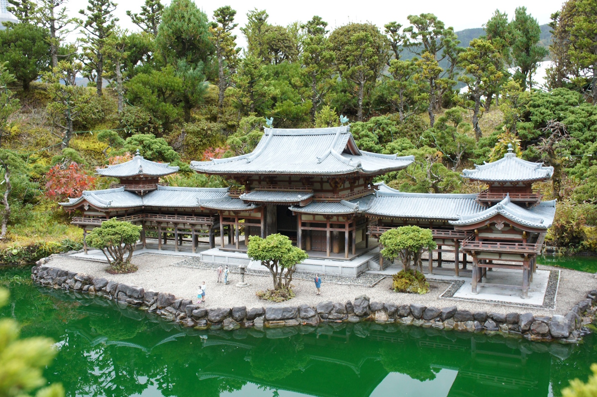 Full view of the Phoenix Hall at Byōdōin in Uji, Kyoto