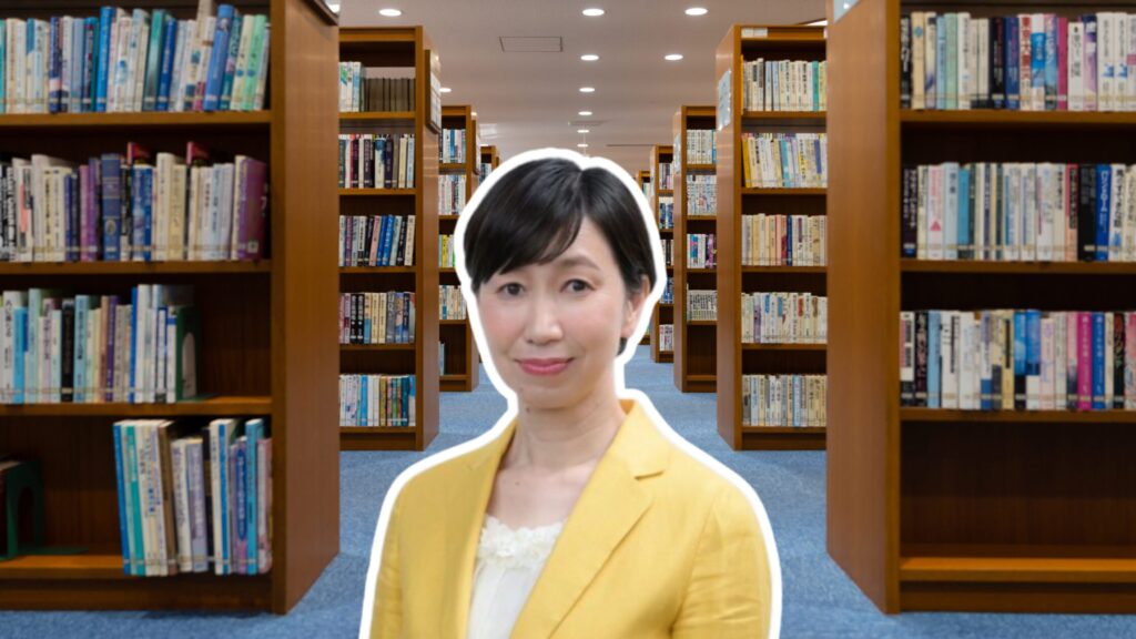 Picture of Harada Hiromi in a library