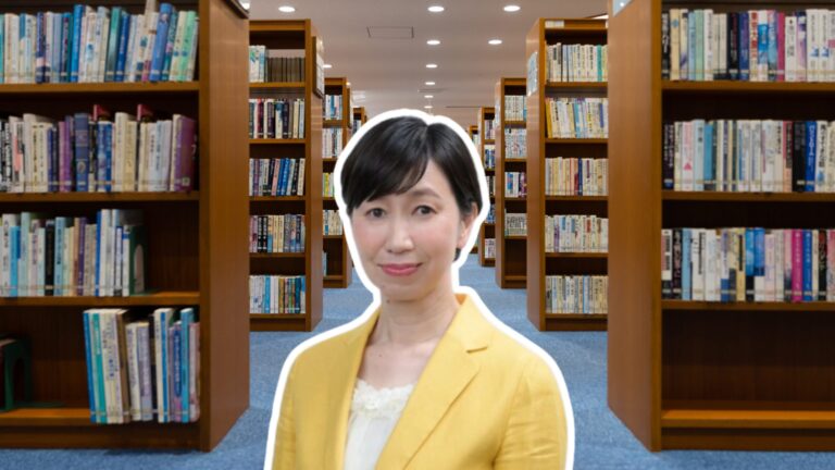 Picture of Harada Hiromi in a library