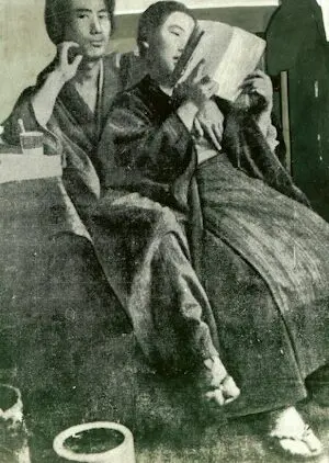 Kaneko Fumiko and Pak Yeol seated together in a 1920s photograph, Kaneko reading a book
