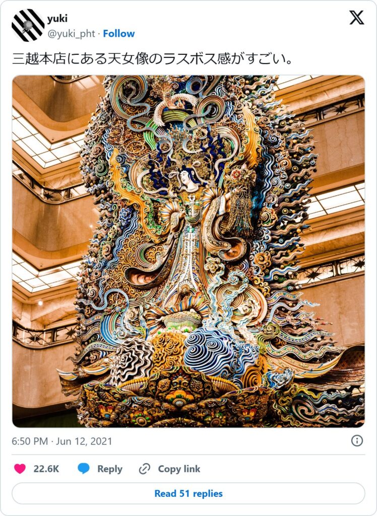 Tweet by @yuki_pht showing the Mitsukoshi goddess statue rising through the department-store atrium